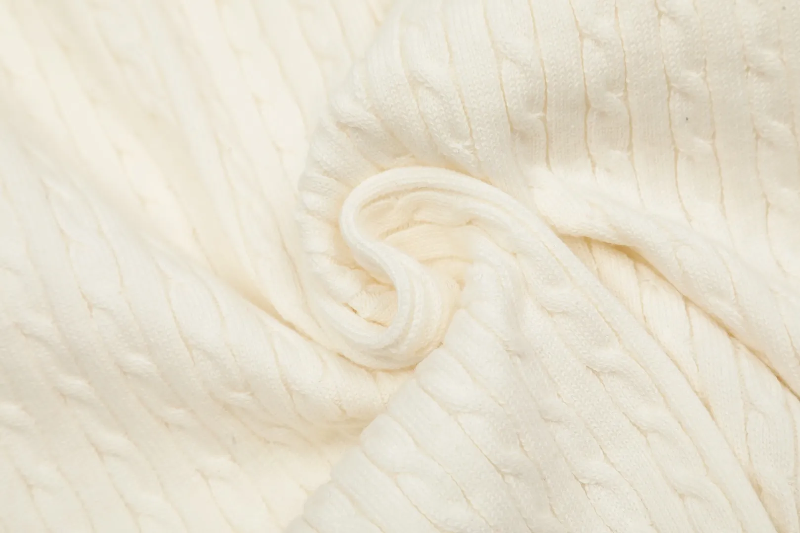 🅿️210 "Top quality" Style number: DS005# (not off the shelves all year round) [Ralph Lauren round neck solid color pony embroidered logo knitted cardigan long sleeves] ✅Ralph Lauren classic basic versatile twist knitted cardigan long sleeves ✅Main supplier platform live broadcast Wholesale entities Replenish when out of stock Not off the shelves ✅ZP quality 1:1 version Scan the code to enter the GF website Counter quality ✅Details and quality are the only one in Guangzhou. Imported quality cotton yarn, focusing on high-end, cost-effective, good quality needless to say. ✅The same style as Zhao Lusi is really amazing, so sweet, so beautiful. This cardigan is really good-looking. Rose red and white label Big red and blue label